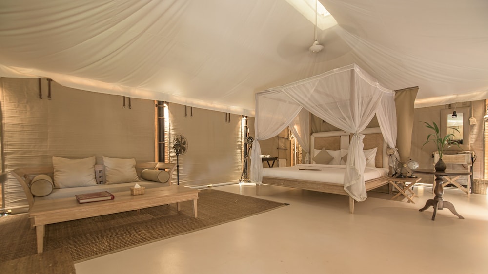 Superior Tent, 1 King Bed, Garden View photo 3