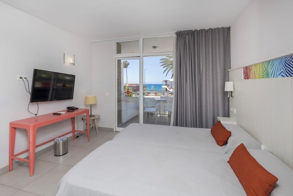 Standard Studio, Sea View