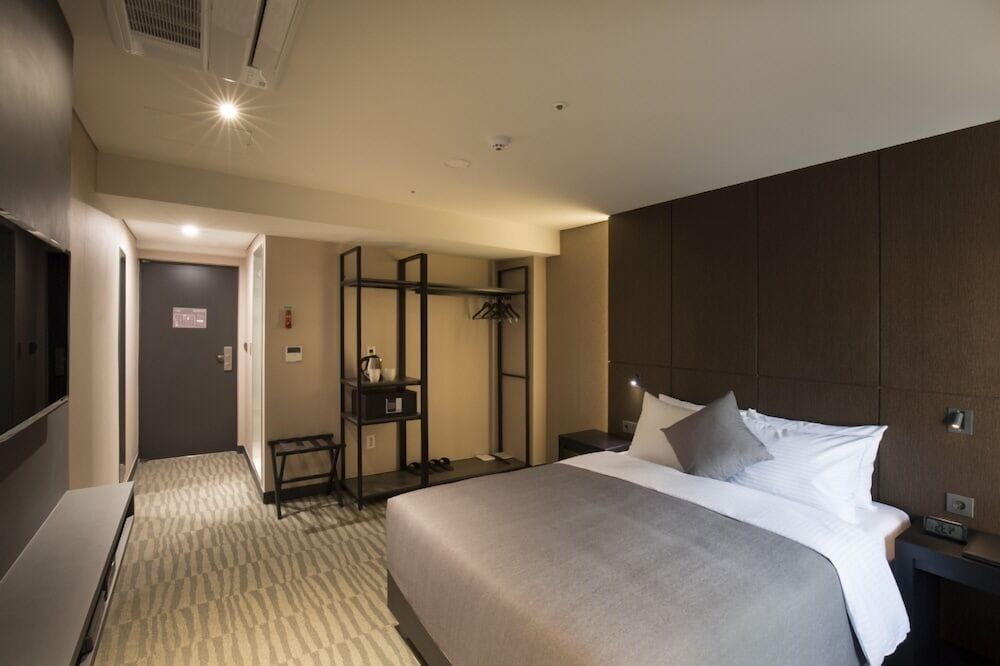 [Tower PKG 2PAX} Deluxe Double (Room + Diamond Tower ticket) photo 2