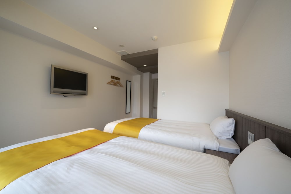 Standard Twin Room (Check in by 10 pm) photo 2