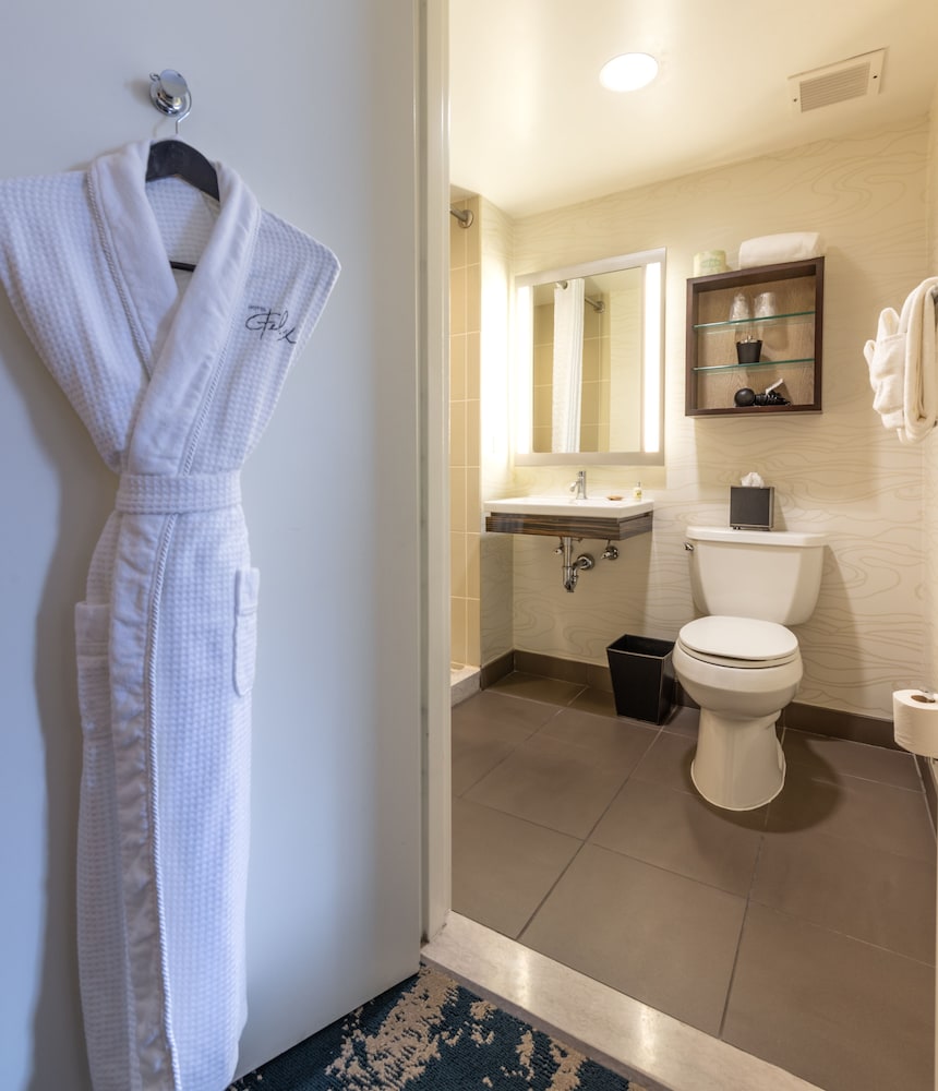 Room, 1 King Bed, Accessible Bathtub - Photo 19