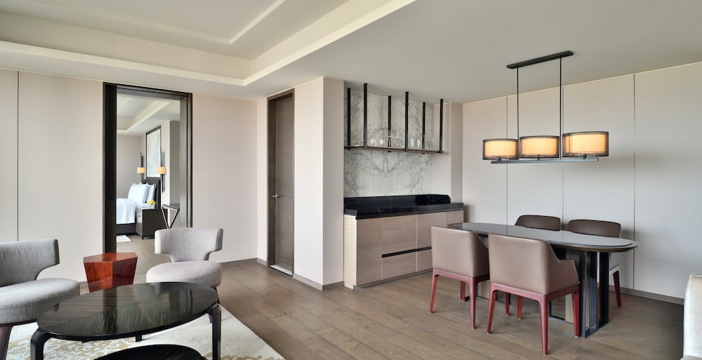 Available room thumbnail 6