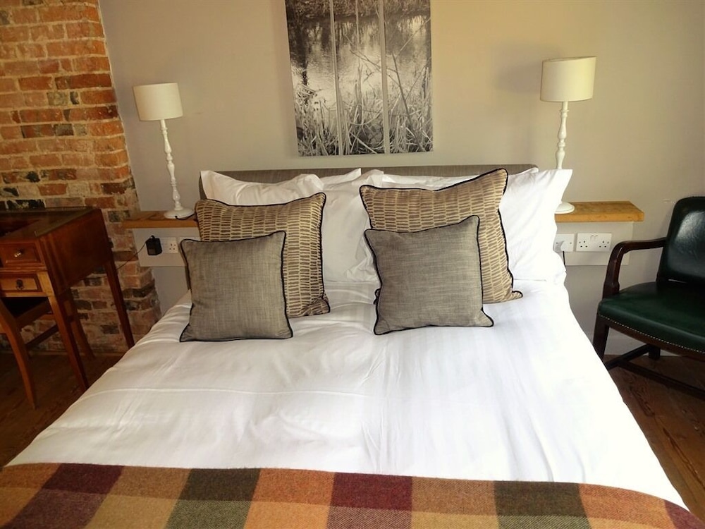 Deluxe Double Room, Ensuite (KING) - Photo 10