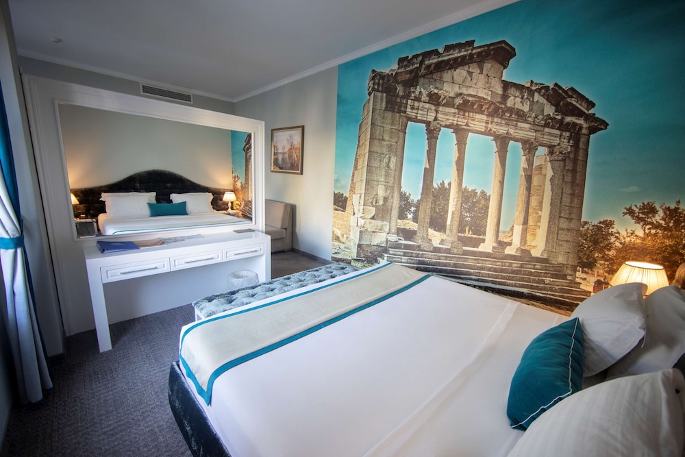Executive Suite, 1 King Bed, Non Smoking, Garden View (with Two Single SofaBeds) photo 1