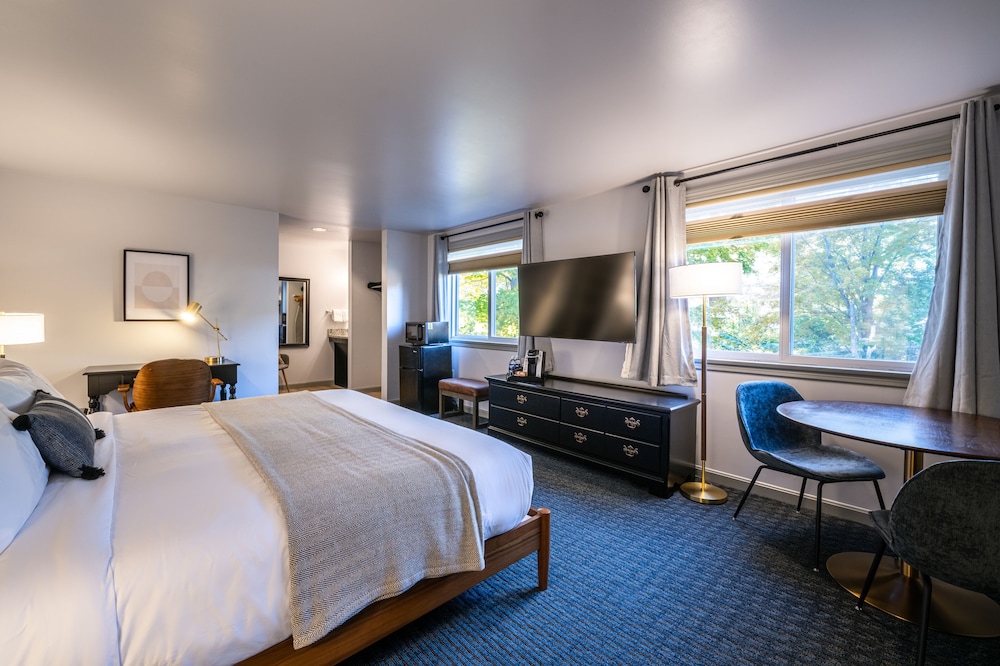 Deluxe King Riverview photo 1