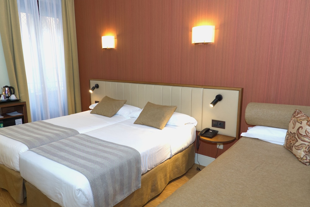Double or Twin Room - Photo 5