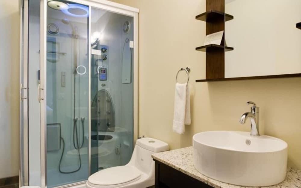 Suite, 2 Bedrooms - Photo 3