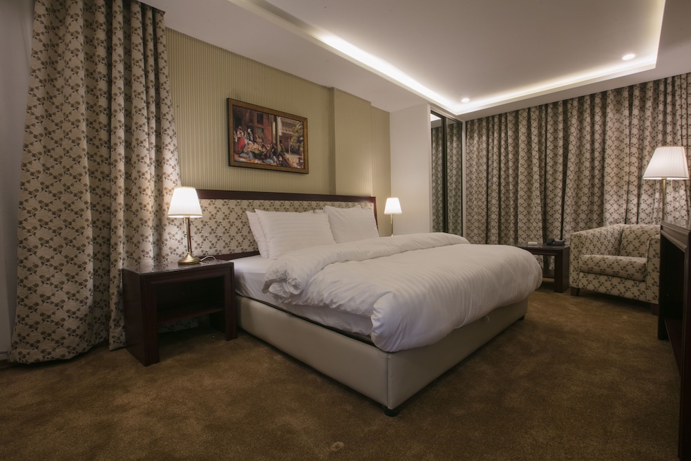 Honeymoon Suite