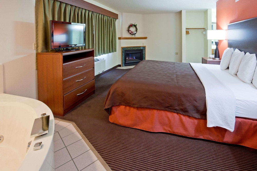 Superior Suite, 1 King Bed, Non Smoking - Photo 1