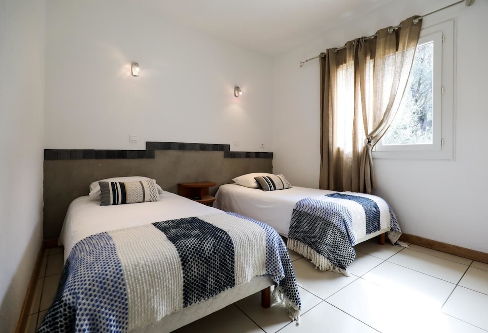 Twin Room - Photo 2