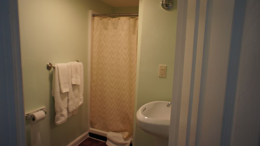 Standard Room, 1 Queen Bed, Non Smoking (no balcony, no view) photo 2