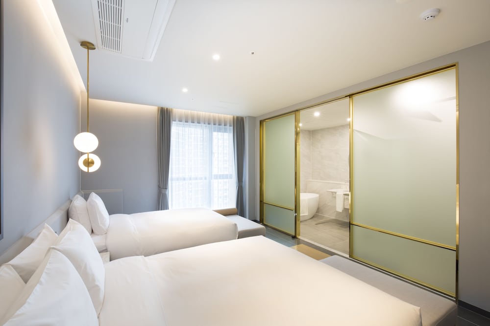 Family Twin Room, City View photo 2
