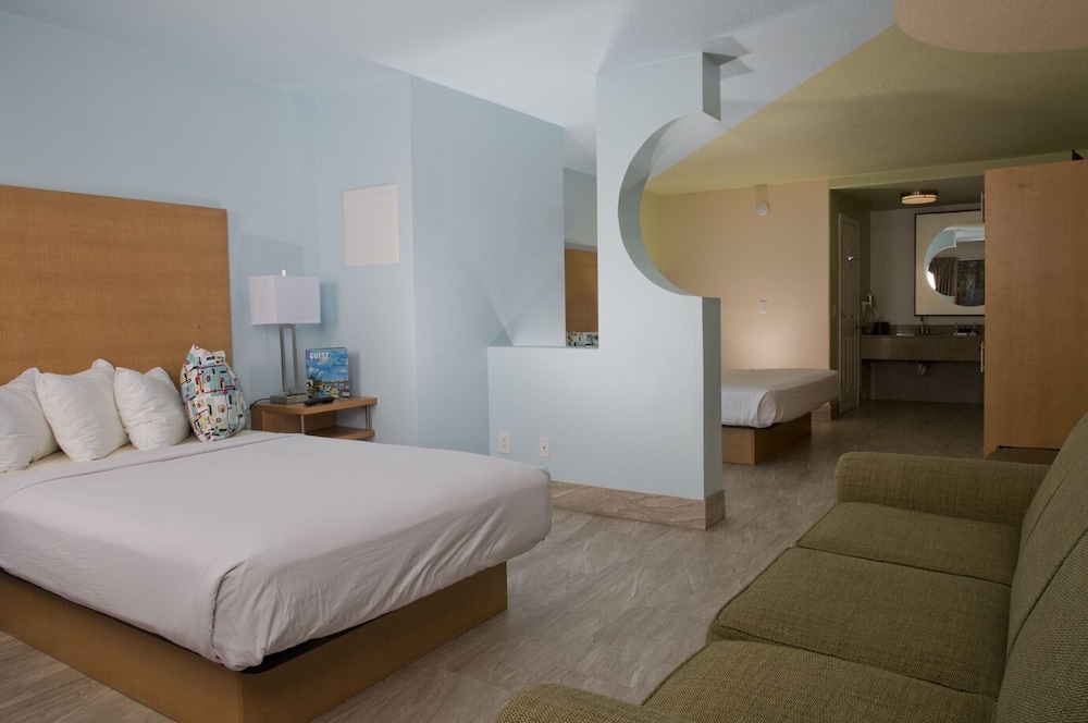 Deluxe Suite, Multiple Beds, Non Smoking - Photo 2