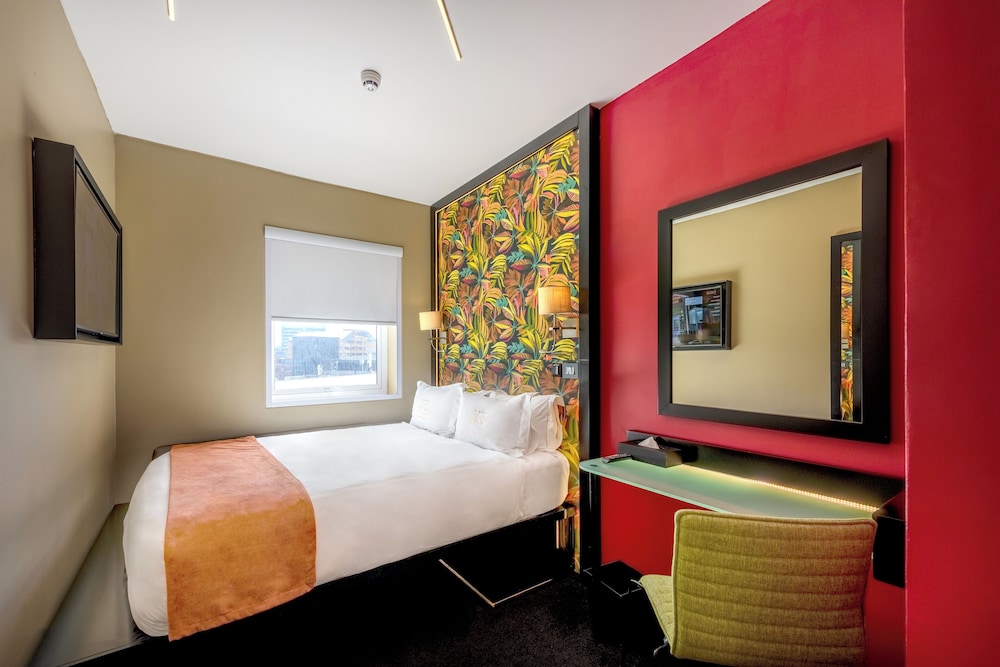 Standard Queen Room - Photo 7