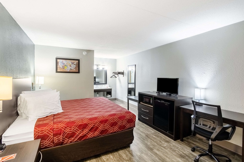 Standard Room, 1 King Bed, Smoking photo 3