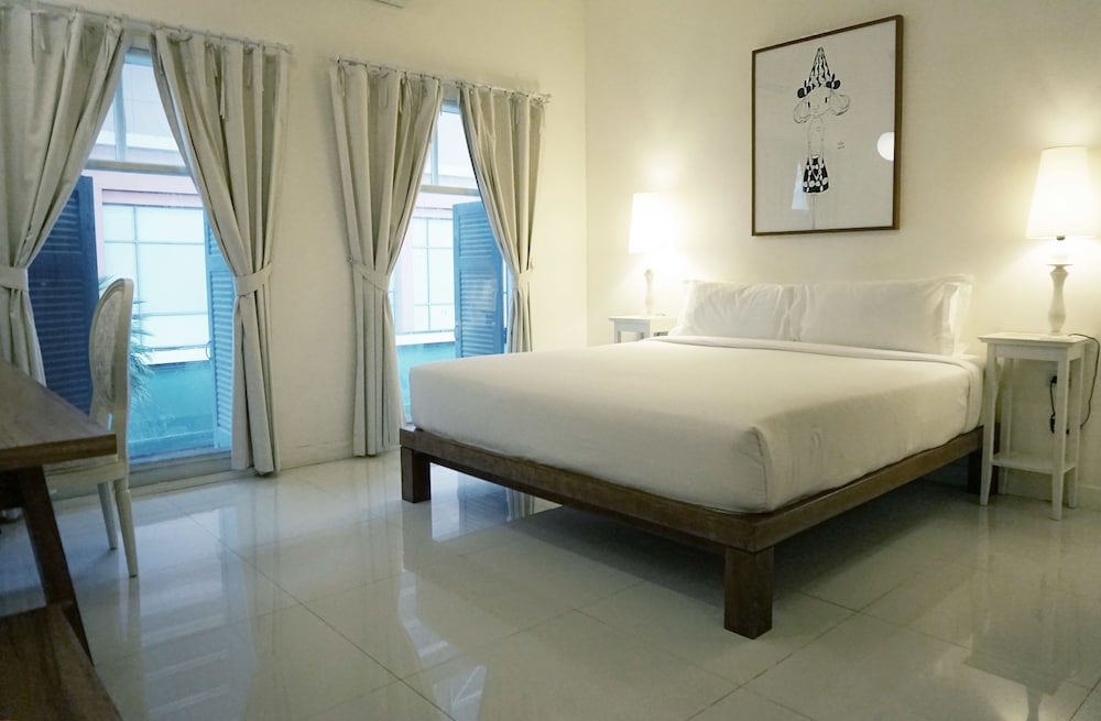 Superior Room with Window - Photo 10