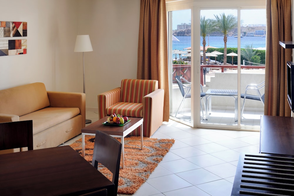Deluxe Room, 2 Queen Beds, Pool View, Beachside photo 3