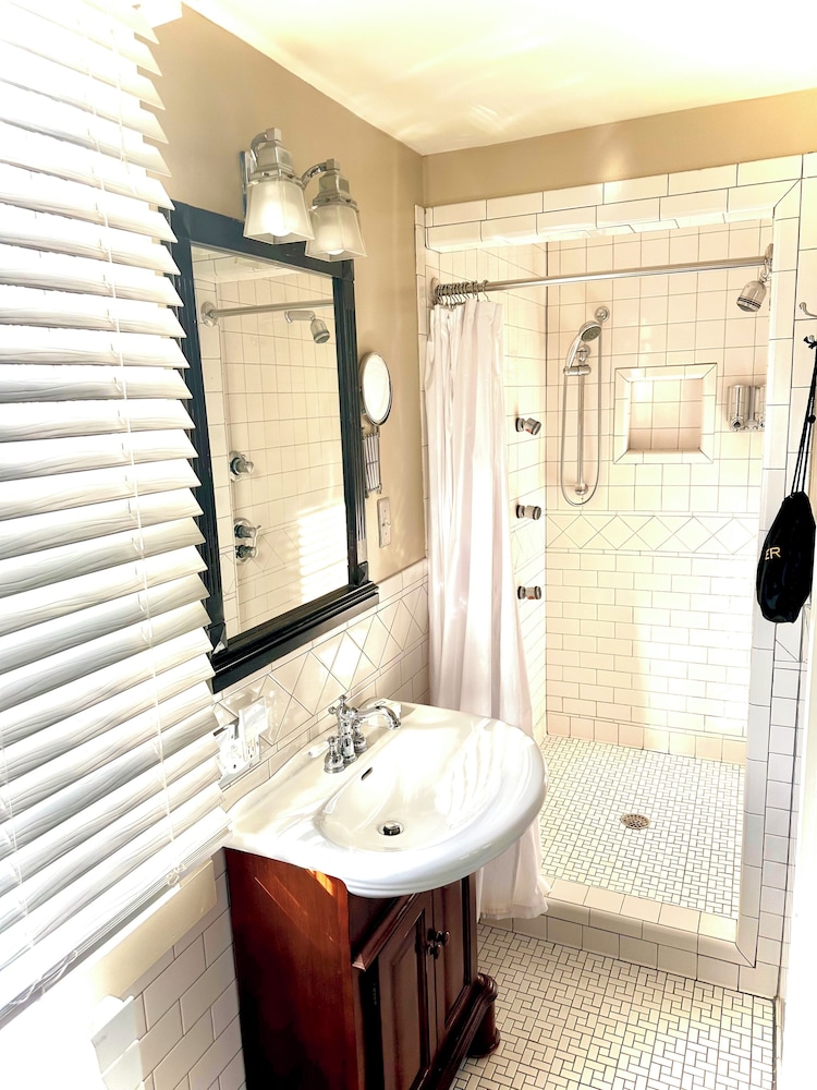 Queen Room photo 2