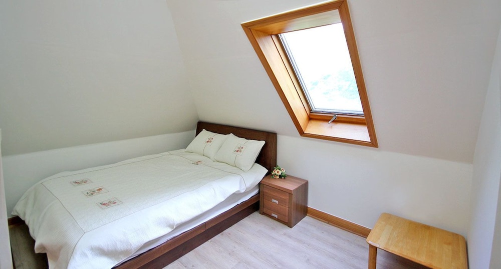Room (A) photo 2