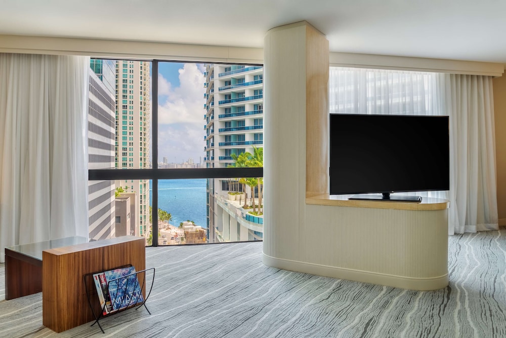 Panoramic Suite, 1 King Bed thumbnail 6
