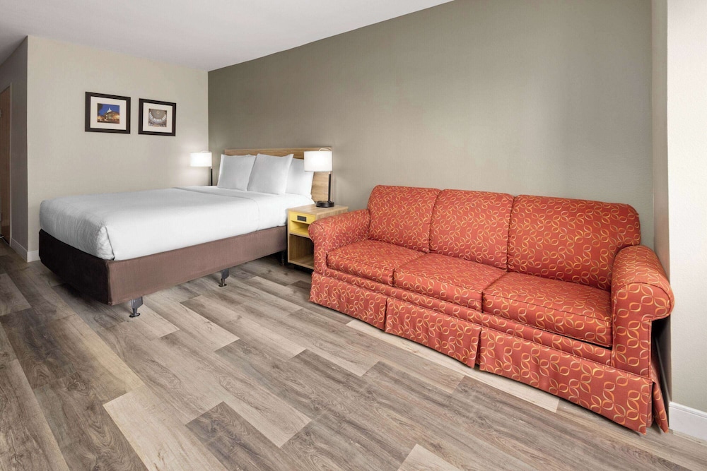 Room, 1 King Bed, Accessible, Non Smoking (Roll-In Shower) - Photo 3