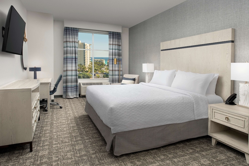 Room, 1 King Bed, Accessible (Mobility/Hearing, Roll In Shower) - Photo 1