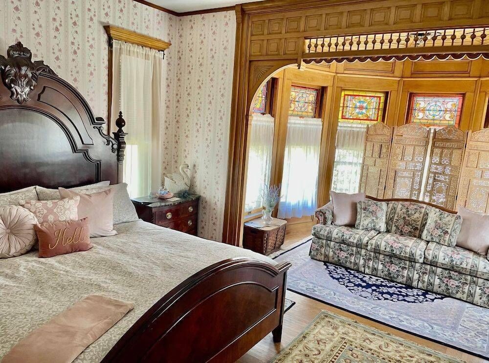 Deluxe Room, 1 King Bed with Sofa bed, Private Bathroom, Courtyard View (Belle Peabody Brown Suite) photo 1