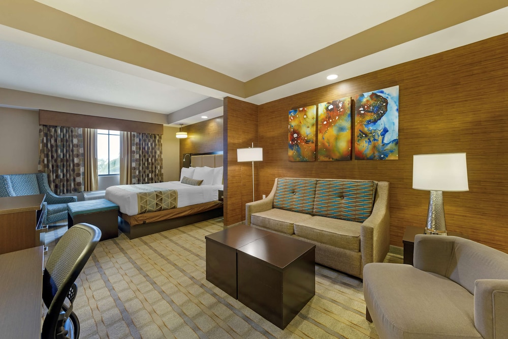 Suite, 1 King Bed, Non Smoking, Refrigerator & Microwave (with Sofabed) photo 2