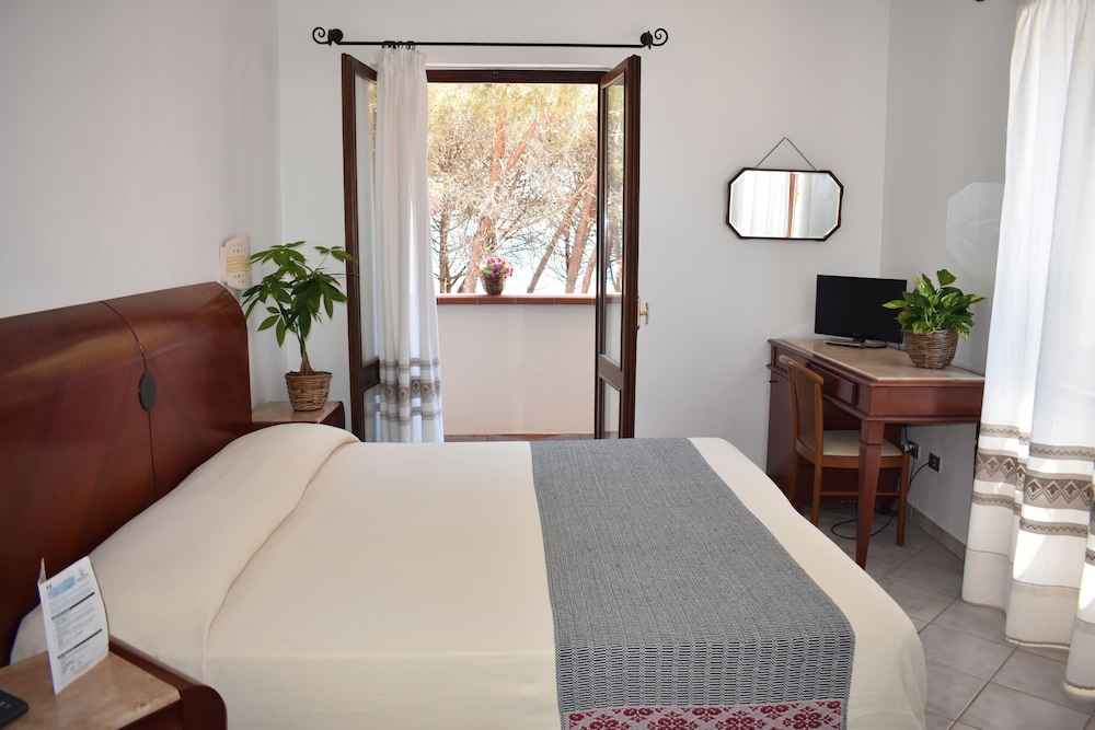Superior Double Room, Balcony, Partial Sea View photo 2