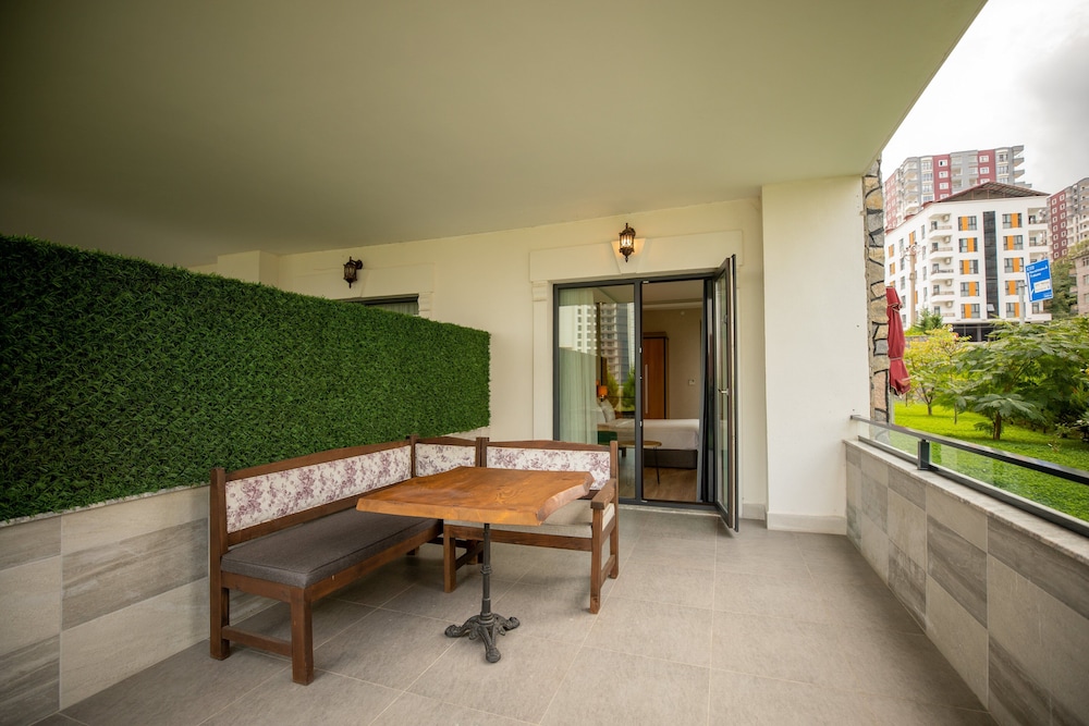 Suite, 1 King Bed, Smoking, Balcony - Photo 11