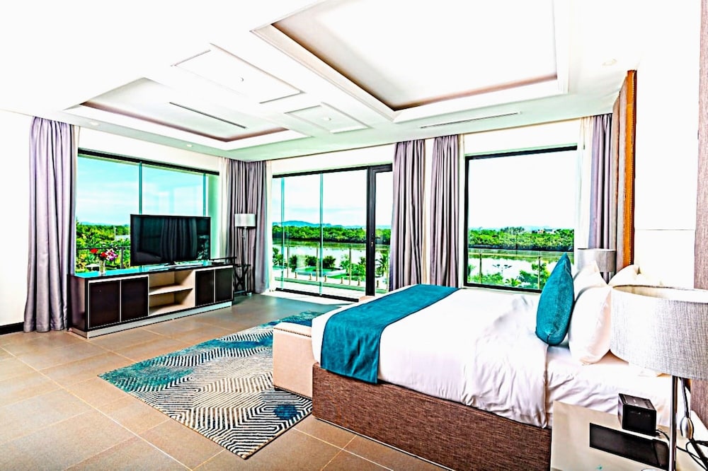 Executive Suite Pool View - Photo 1