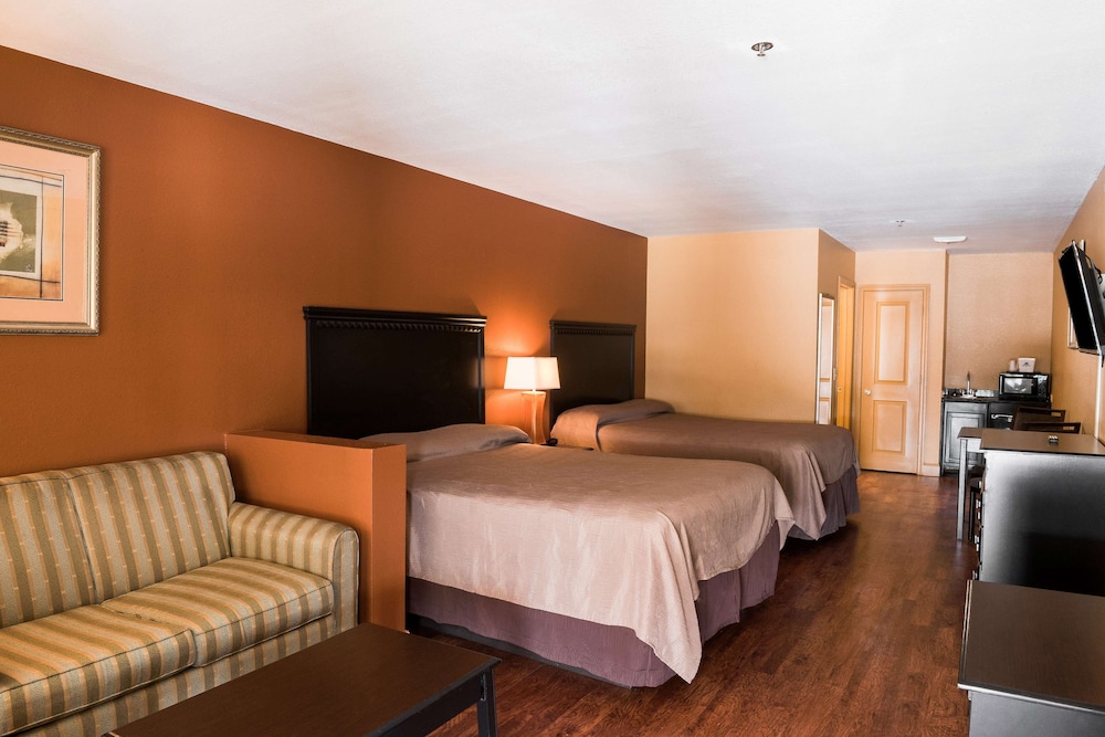 Suite, 2 Queen Beds, Smoking
