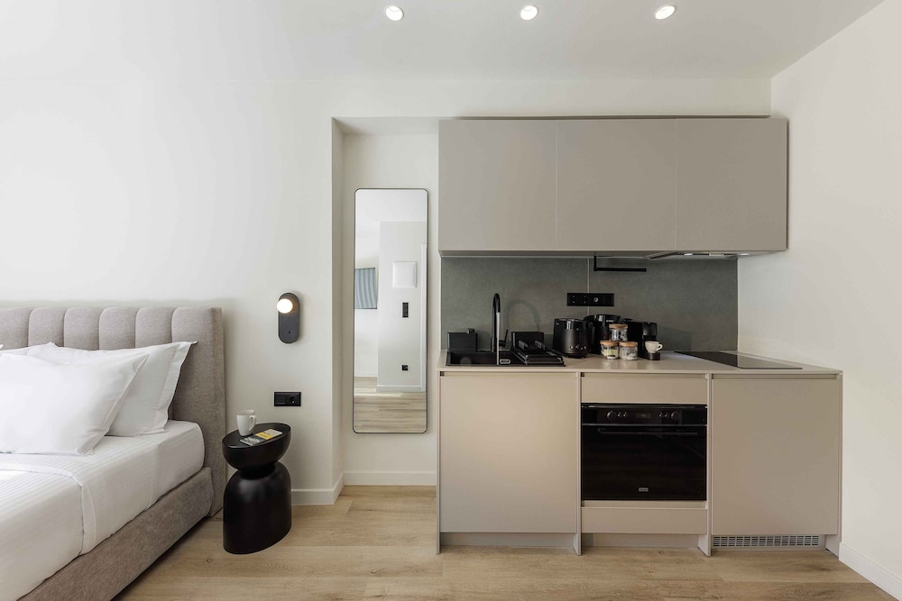 Studio, Balcony