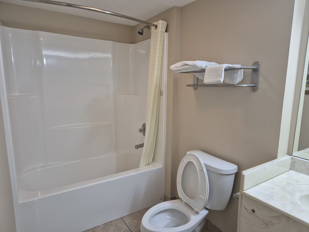 Room, 1 Queen Bed, Non Smoking - Photo 7