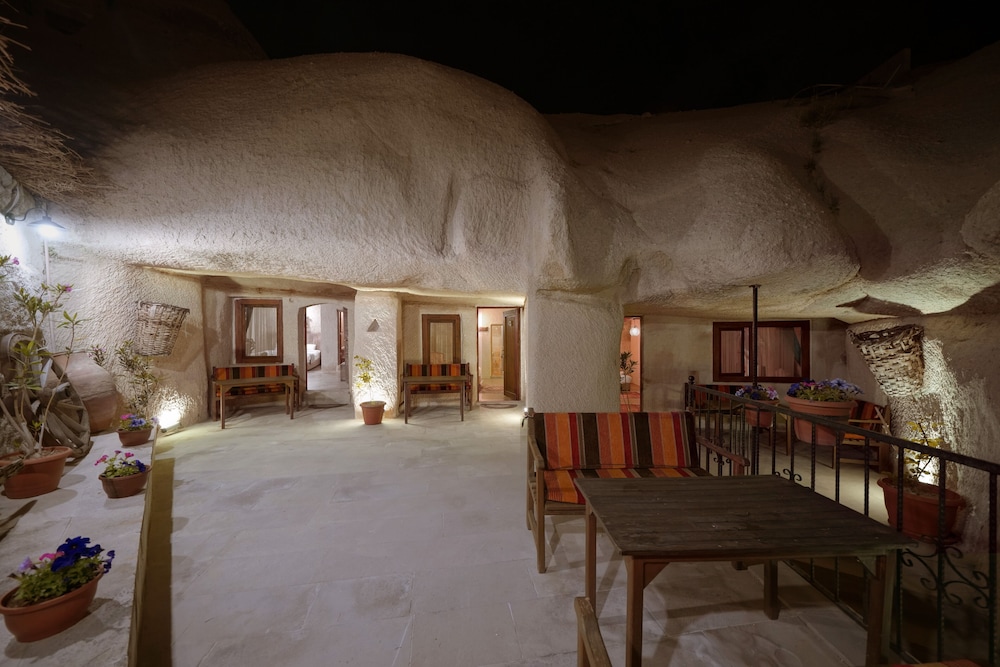 Deluxe Cave Room - Photo 10