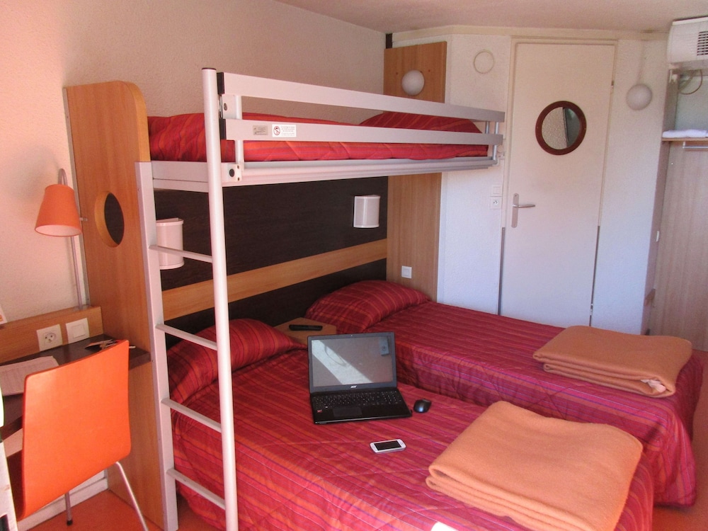Standard Room, 3 Twin Beds - Photo 1