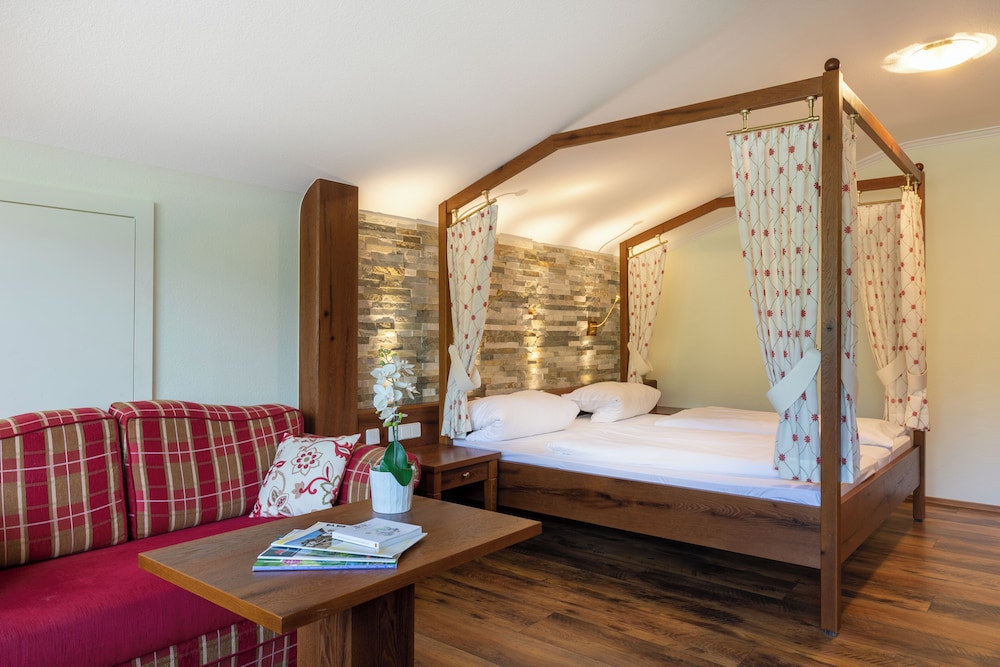 Double room with four-poster bed photo 1