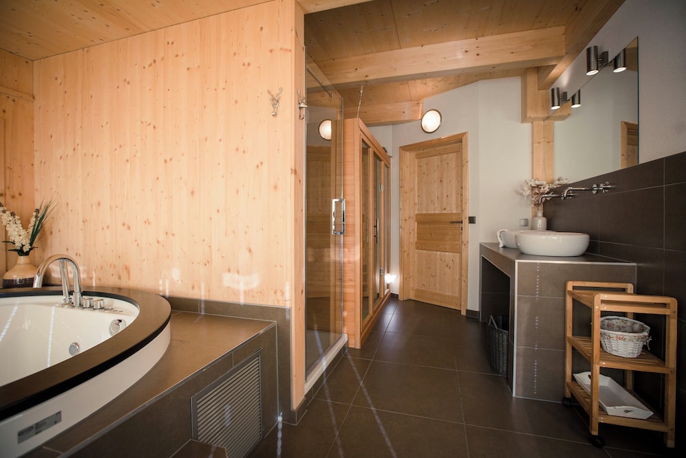 Ferienhaus # 48 mit IR-Sauna, Whirlpool innen & Whirlpool außen