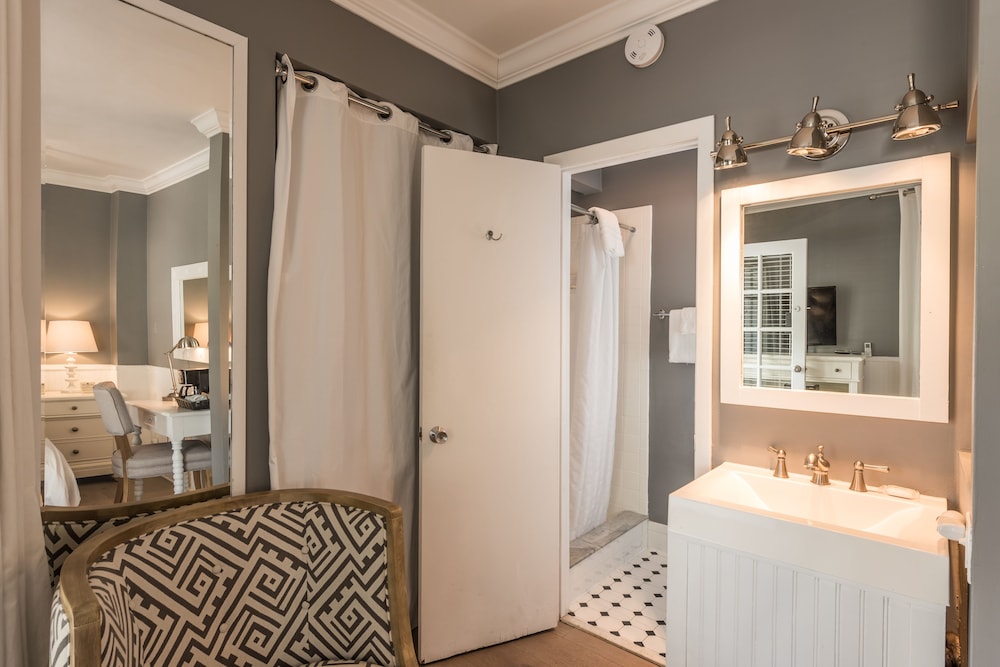 Standard Room, 1 King Bed, Balcony, Poolside (Room 6) photo 3