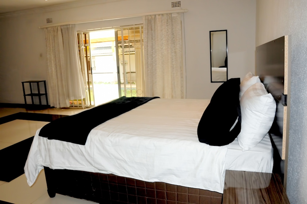 Deluxe Double Room, 1 Queen Bed, Pool View photo 1