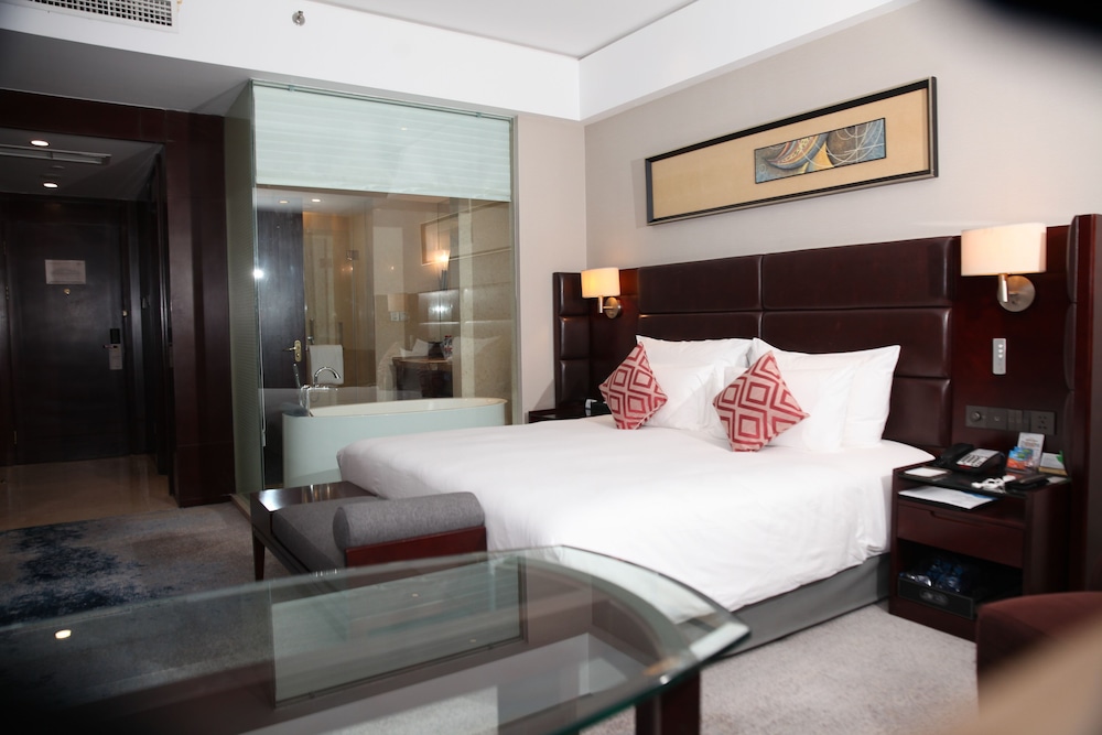 Deluxe Suite, 1 King Bed, Non Smoking photo 2