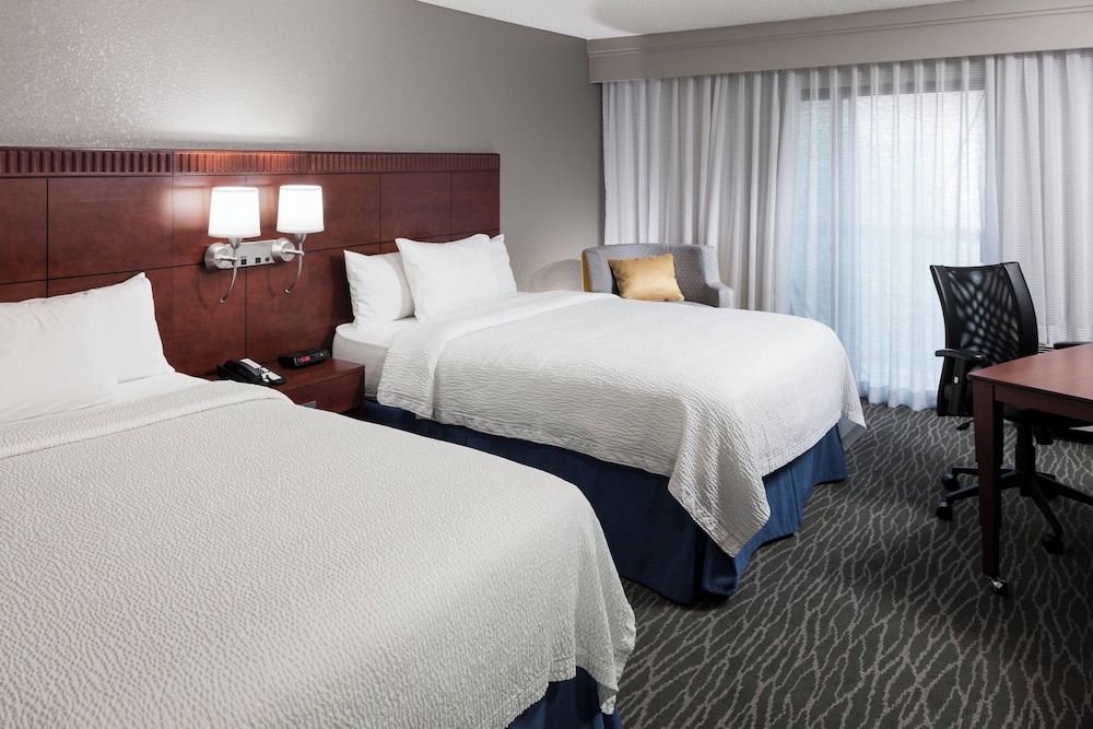 Room, 2 Queen Beds, Bathtub (Mobility/Hearing Accessible, Tub) - Photo 1