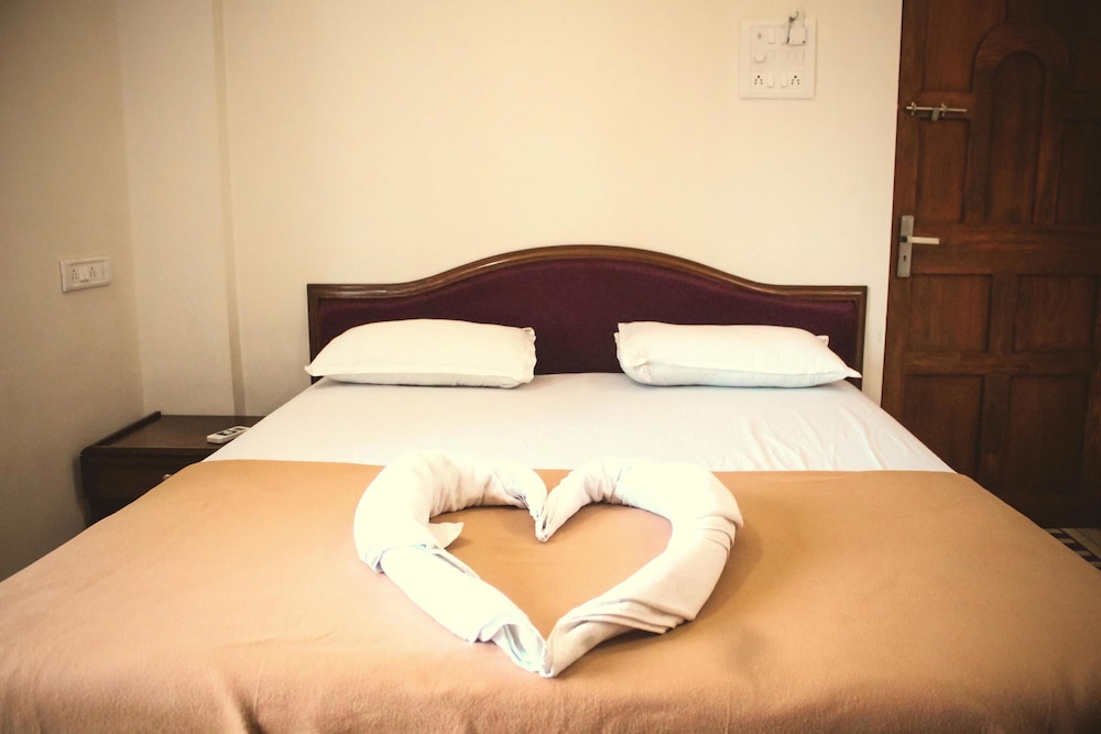 Deluxe Room, 1 King Bed, Smoking, Garden View photo 1