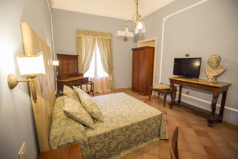 Deluxe Room, 1 Queen Bed, Non Smoking, City View