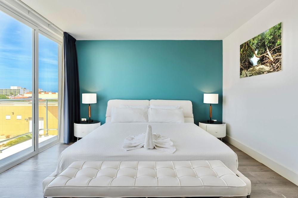 Exclusive Condo, 3 Bedrooms, Beachside photo 2
