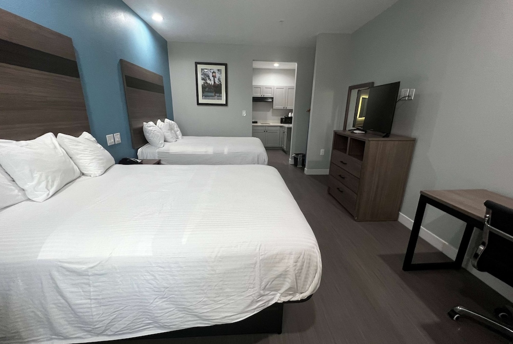 Suite, 2 Double Beds, Accessible, Non Smoking (Hearing) - Photo 1