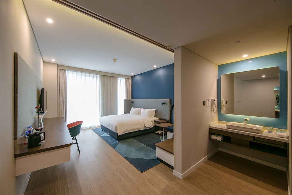 Standard Room, 1 King Bed, Accessible photo 3