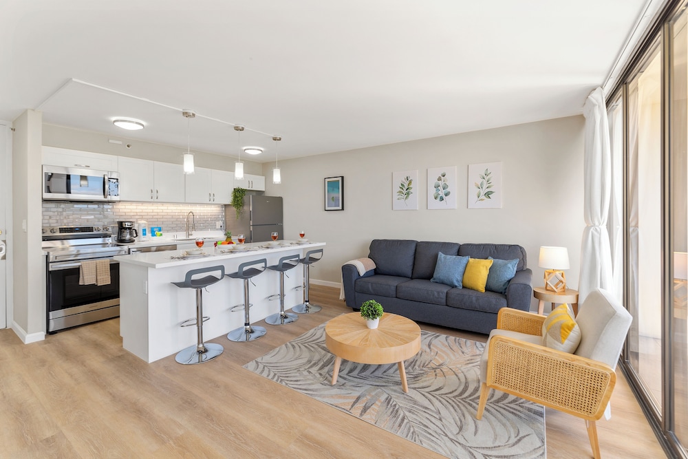 Premium Remodeled Condo with Ocean View and Parking: Premium Suite, 1 Bedroom, Balcony, Ocean View (0125) photo