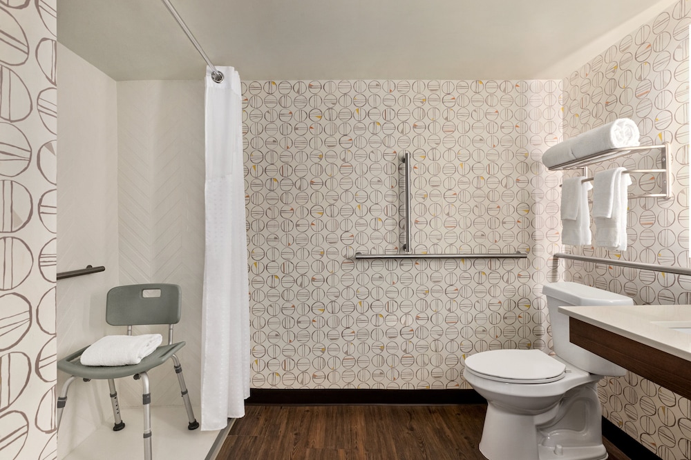 Standard Room, 1 King Bed, Accessible (Communications Accessible)
