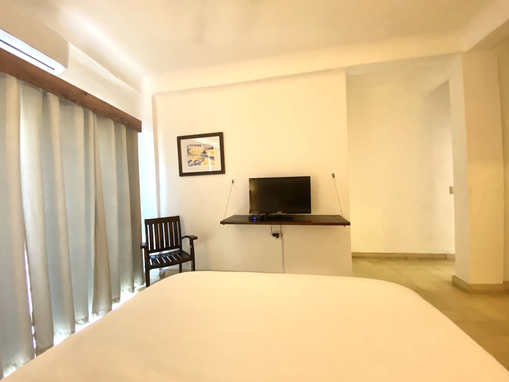 Standard Room 1 Queen Bed photo 2